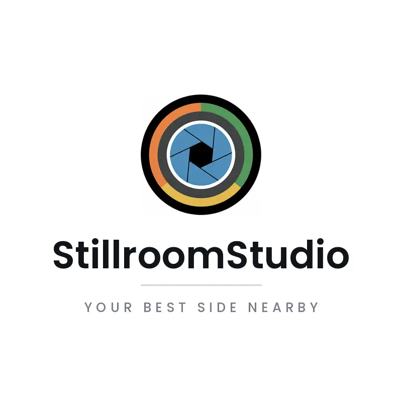 Minimal photo studio logo with a camera lens, aperture and shutter mark