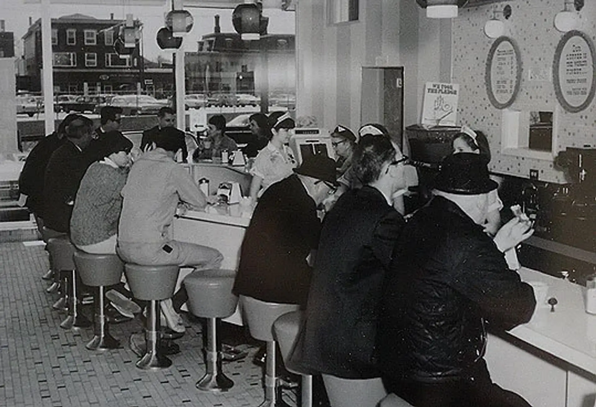 Diners at Dunkin' Donuts back in the day | Source